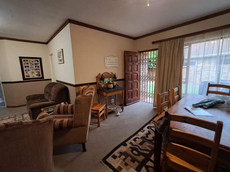 5 Bedroom Property for Sale in Langenhovenpark Free State